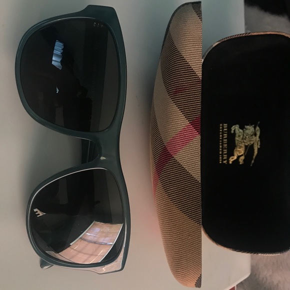 Burberry sunglasses w/ case - Picture 1 of 1